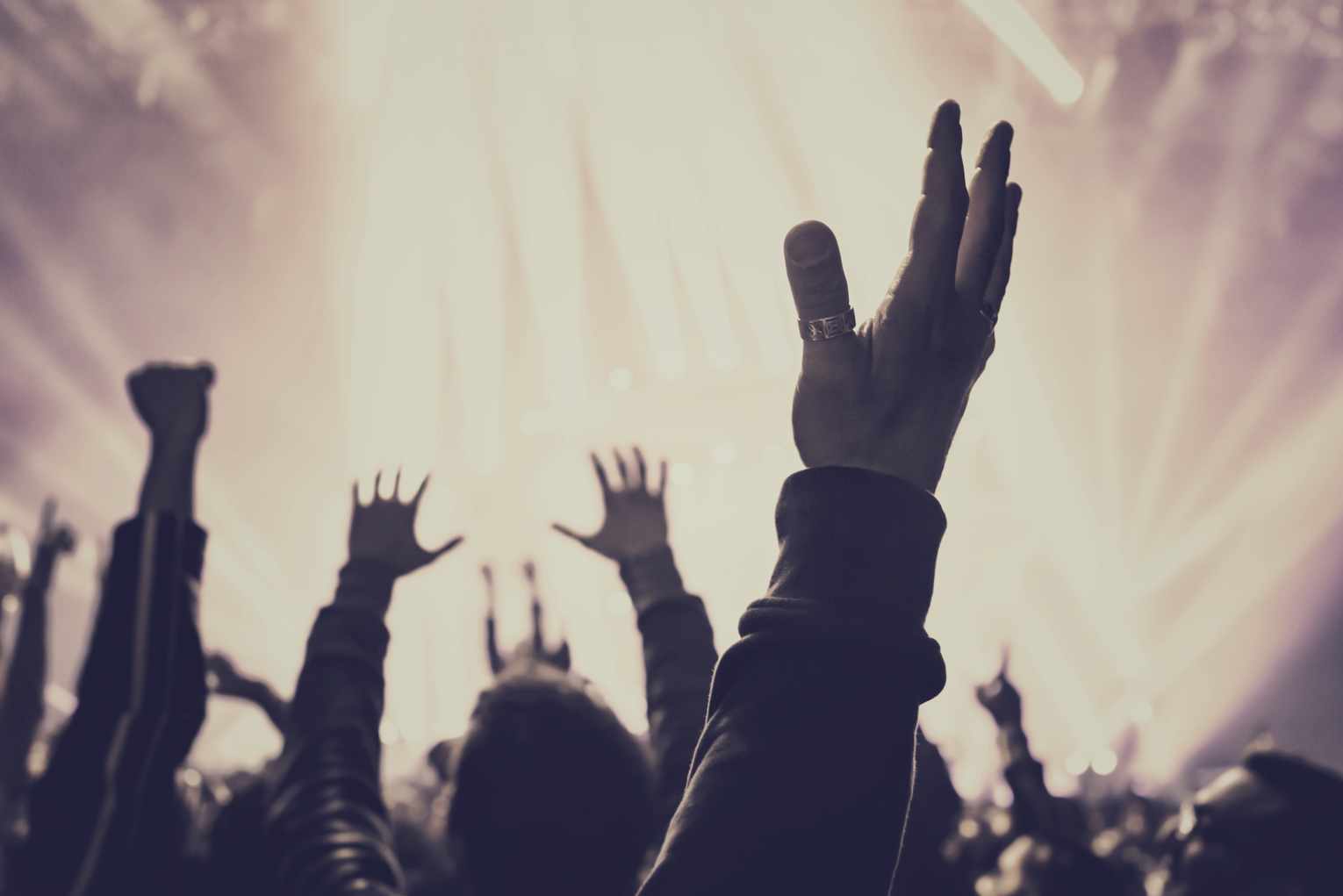 congregation-worshiping